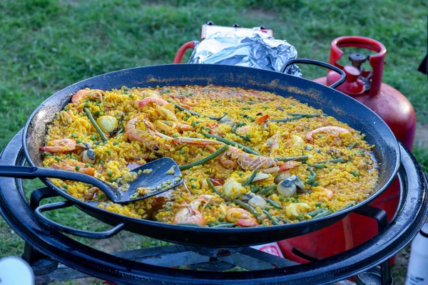 Uma Grande Panela Paella Frutos Mar Sendo Servida Livre — Fotografia de Stock