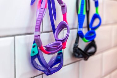 Döşenmiş bir duvarda asılı Yüzme gözlüğü