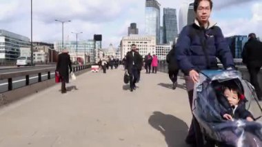 Londra, İngiltere - 18 Mart 2019: Zaman atlamalı London Bridge, Londra (Walkie Talkie ve Cheesegrater binalar dahil) şehir gökdelenler içinde belgili tanımlık geçmiş bir kısmı boyunca yürüyüş yaya