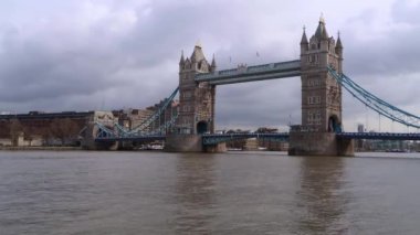 Londra, İngiltere - 18 Mart 2019: Zaman atlamalı Tower Bridge ve Londra, Thames Nehri üzerinde trafik