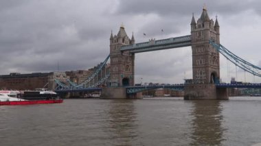Londra, İngiltere - 18 Mart 2019: Tower Bridge, Londra yakınındaki Thames Nehri üzerinde seyahat Şehir yolculukları Feribot Tekne