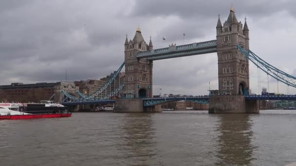 英国伦敦 2019年3月18日 城市邮轮在伦敦塔桥附近的泰晤士河上航行 — 图库视频影像