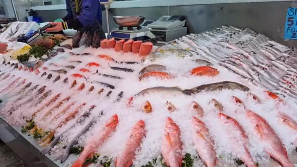 Shopper Tätigt Bargeldlose Transaktion Einem Fischgeschäft — Stockvideo