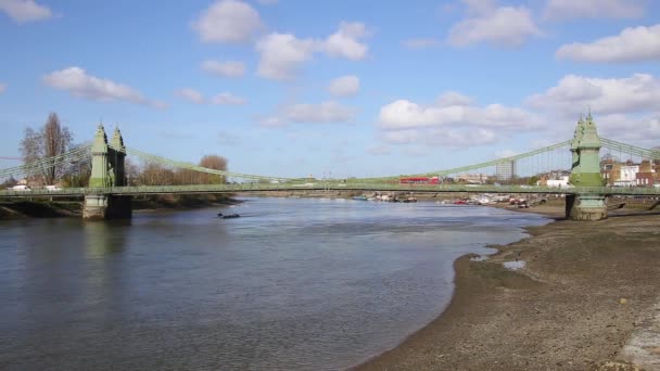 London England Mars 2019 Roddbåtar Som Passerar Hammersmith Bridge Medan — Stockvideo