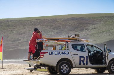 Mawgan Porth sahilinde cankurtaran görevbaşında, Cornwall, İngiltere