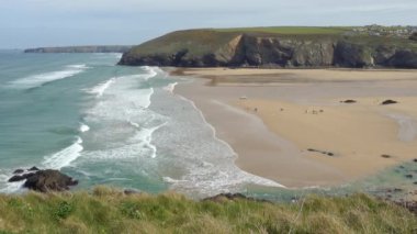 Mawgan Porth Beach'te sörfçüler, Cornwall, İngiltere