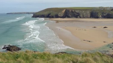 Mawgan Porth Beach'te sörfçüler, Cornwall, İngiltere