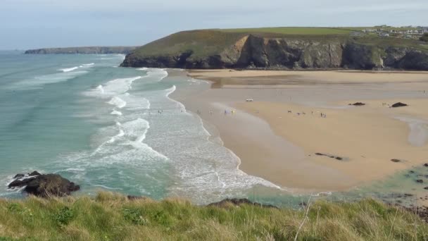 Surfere ved Mawgan Porth Beach, Cornwall, Storbritannia – stockvideo