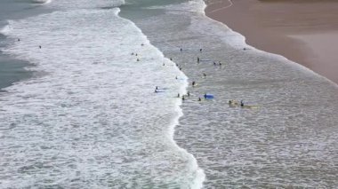 Mawgan Porth Beach kapalı dalgalar Surfers