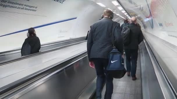 London England März 2019 London Bahn Pendler Fuß Auf Einem — Stockvideo
