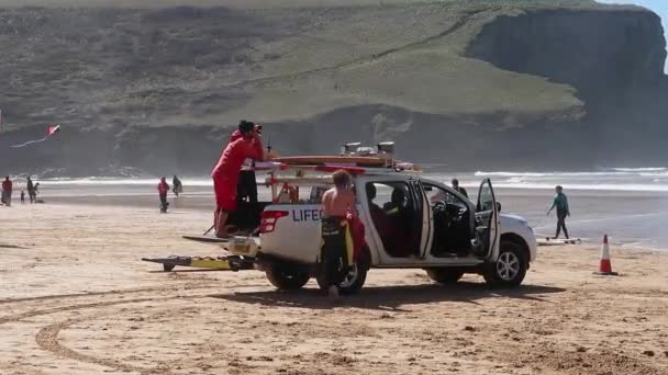 Porth Mawgan England Abril 2019 Salvaguardas Plantão Praia Mawgan Porth — Vídeo de Stock