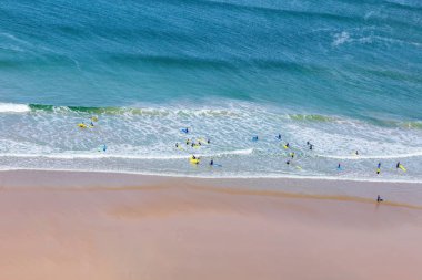 Mawgan Porth Beach kapalı dalgalar Surfers, Cornwall, İngiltere