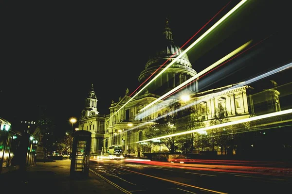 英国伦敦圣保罗大教堂前的红绿灯小径夜景 — 图库照片