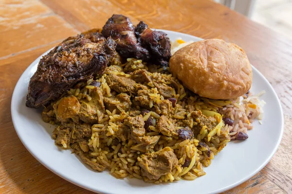 Curry, chèvre, poulet séché et boulette frite — Photo