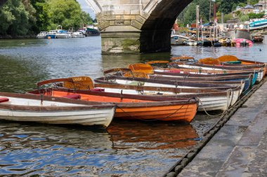Thames Nehri üzerinde demirlemiş kiralık ahşap tekneler