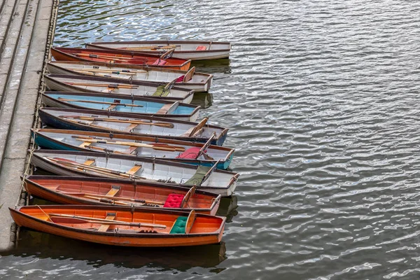 Barcos de madeira para aluguer ancorados no rio Tamisa — Fotografia de Stock