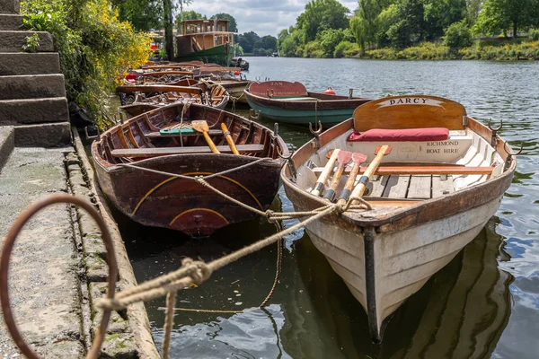 Thames Nehri üzerinde demirlemiş kiralık ahşap tekneler — Stok fotoğraf