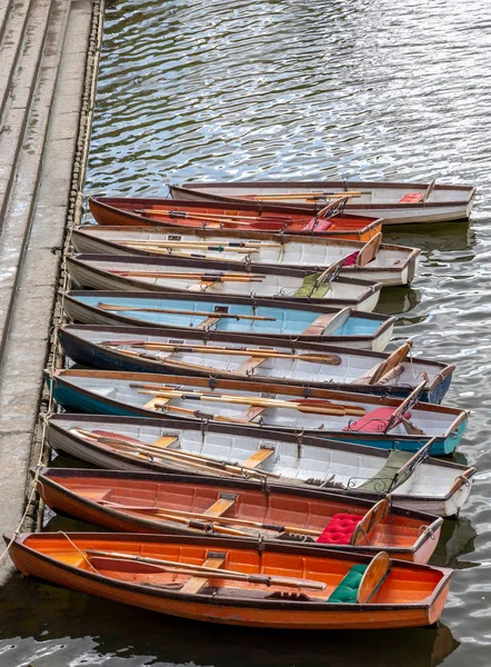 Thames Nehri üzerinde demirlemiş kiralık ahşap tekneler — Stok fotoğraf