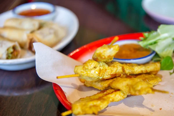 Ahşap şişler üzerinde tavuk satay