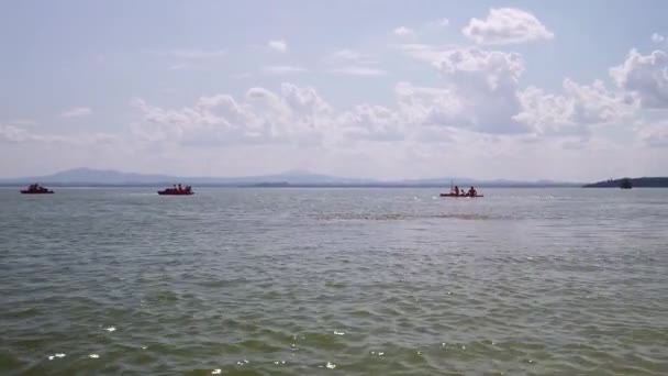 Pomniejsz Urlopowiczów Pomocą Rowery Wodne Kajaków Lago Trasimeno Sualzo Beach — Wideo stockowe