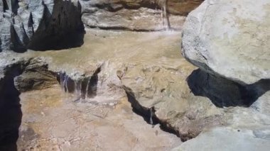 Toskana sıcak bir yaz gününde küçük bir şelale den arılar içme suyu, İtalya