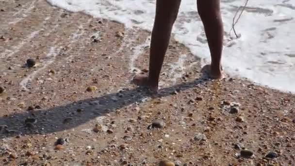 Jong kind spelen in de golven op Brighton Beach, Engeland — Stockvideo