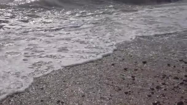 Pomalé pohybové vlny nad oblázky na pláži Brighton, Anglie — Stock video