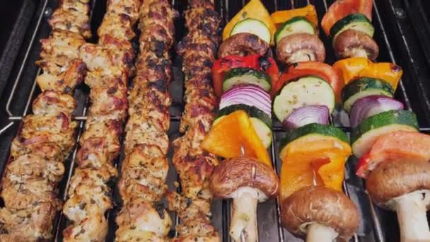 Carne y brochetas de verduras cocinando en una barbacoa de carbón — Vídeos de Stock