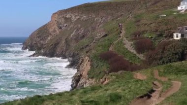 Mawgan Porth, Kuzey Cornwall, İngiltere yakınlarındaki Güney Batı Yakası Yolu 'nda yürüyenler.