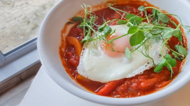 Shakshuka, Orta Doğu ve Kuzey Afrika bölgelerinde popüler olan yumurta, domates ve baharatların bir karışımıdır. 