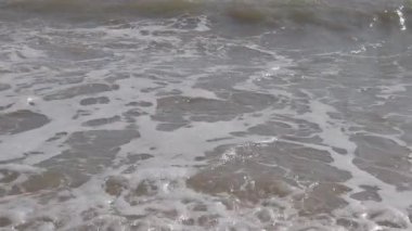 Brighton sahilinde çakıl taşlarını vuran dalgaların yavaş hareketi, İngiltere, İngiltere