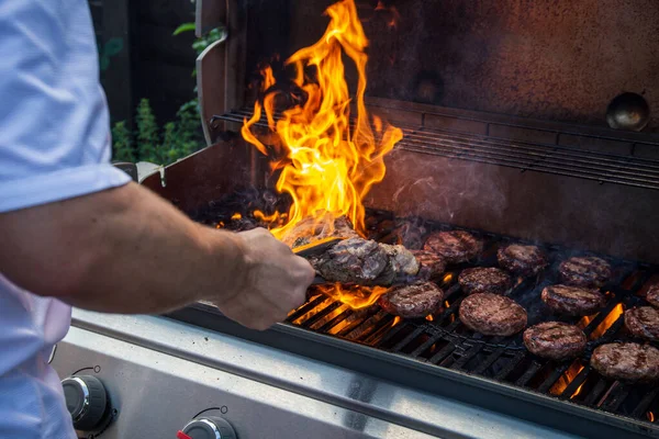 バーベキューで肉を料理 — ストック写真