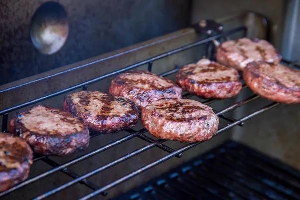 Барбекю з яловичини бургери на барбекю зігріваюча стійка — стокове фото