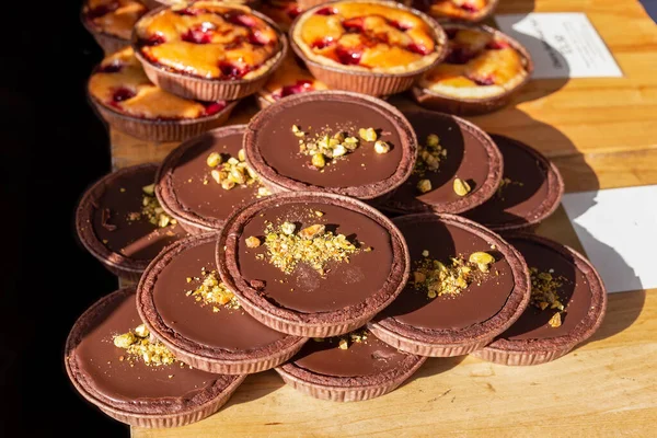 Chocolate y tartas de pistacho en un puesto de mercado en el Reino Unido — Foto de Stock