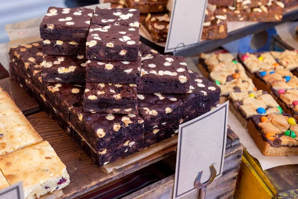 Rodajas recién horneadas de brownies de chocolate en un puesto de mercado en el Reino Unido — Foto de Stock