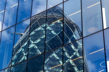 Londra 'daki Neşter binasının camındaki Gherkin binasının yansıması.