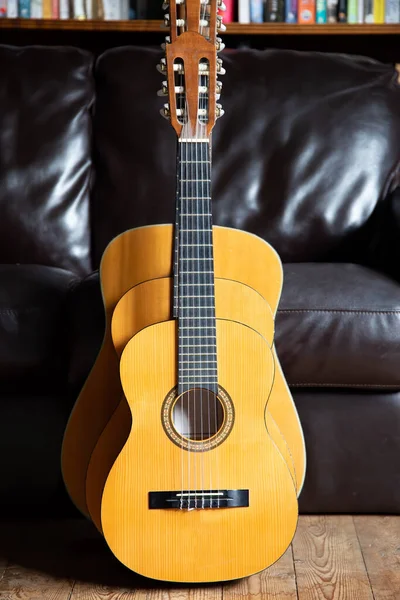 Üç gitar, farklı boyutlarda, dikey olarak dizilmiş.