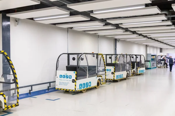 Gatwick Havaalanı 'ndaki elektrikli araçlar, yolcuları ve bagajları taşımak için kullanılıyor.