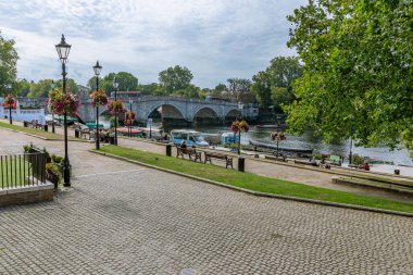 Richmond rıhtımı, arkada Thames Nehri ve Richmond Köprüsü var.