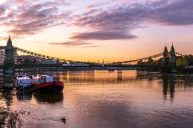 Hammersmith, Londra 'da Thames Nehri üzerinde gün doğumu