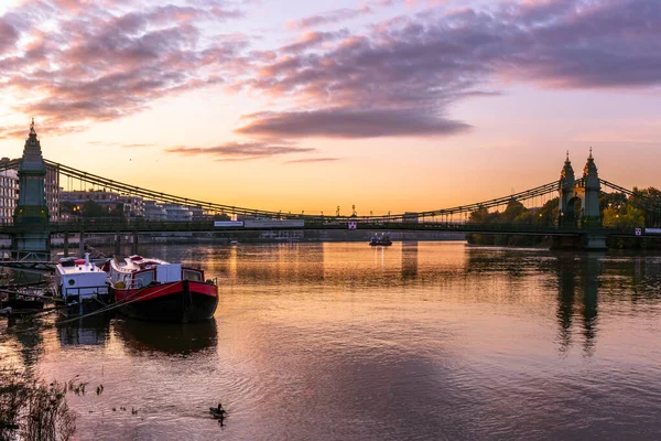 Hammersmith, Londra 'da Thames Nehri üzerinde gün doğumu
