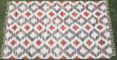 Kilim el yapımı orijinal halı, yüksek çözünürlüklü trend desenli halılar ve renkler                            