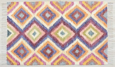 Kilim el yapımı orijinal halı, yüksek çözünürlüklü trend desenli halılar ve renkler                            