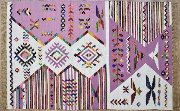 Kilim el yapımı orijinal halı, yüksek çözünürlüklü trend desenli halılar ve renkler                            