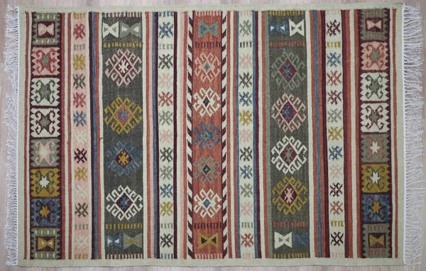 Kilim el yapımı orijinal halı, yüksek çözünürlüklü trend desenli halılar ve renkler                            