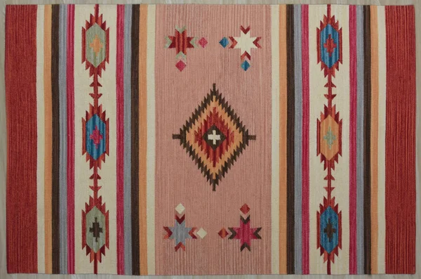 Kilim el yapımı orijinal halı, yüksek çözünürlüklü trend desenli halılar ve renkler                            