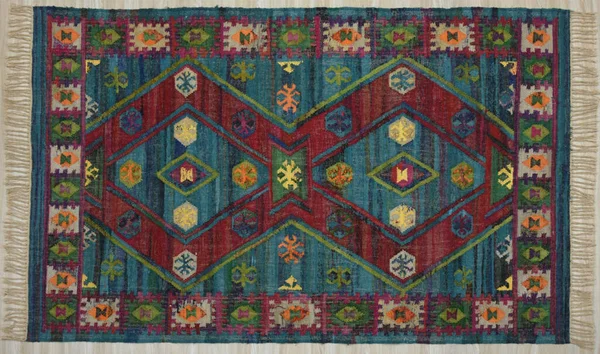 Kilim el yapımı orijinal halı, yüksek çözünürlüklü trend desenli halılar ve renkler                            