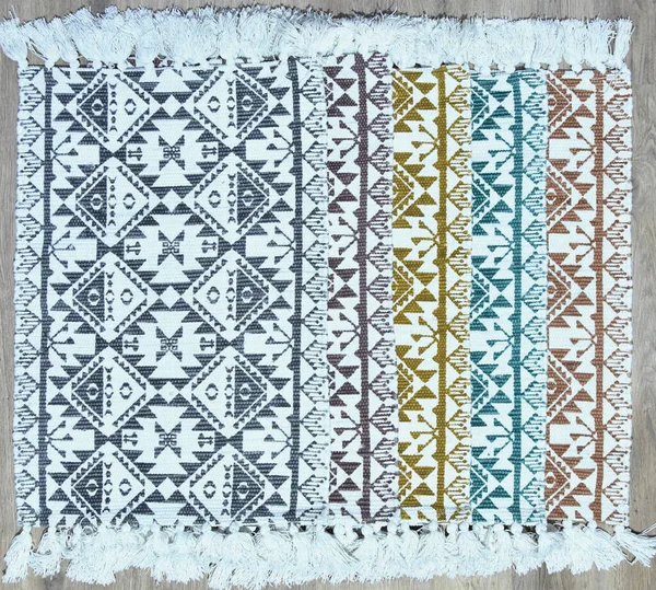 Kilim el yapımı orijinal halı, yüksek çözünürlüklü trend desenli halılar ve renkler                            