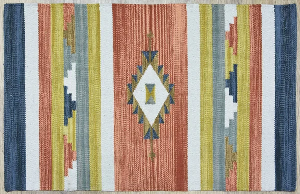 Kilim el yapımı orijinal halı, yüksek çözünürlüklü trend desenli halılar ve renkler                            