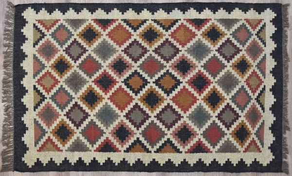 Kilim el yapımı orijinal halı, yüksek çözünürlüklü trend desenli halılar ve renkler                            